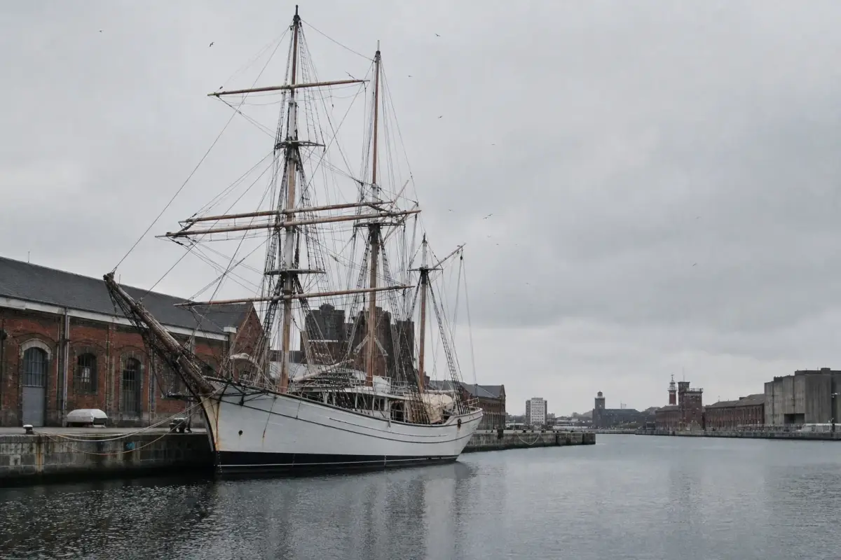 Le trois-mâts Duchesse Anne amarré dans le bassin du port de Dunkerque sous un ciel gris d'hiver.