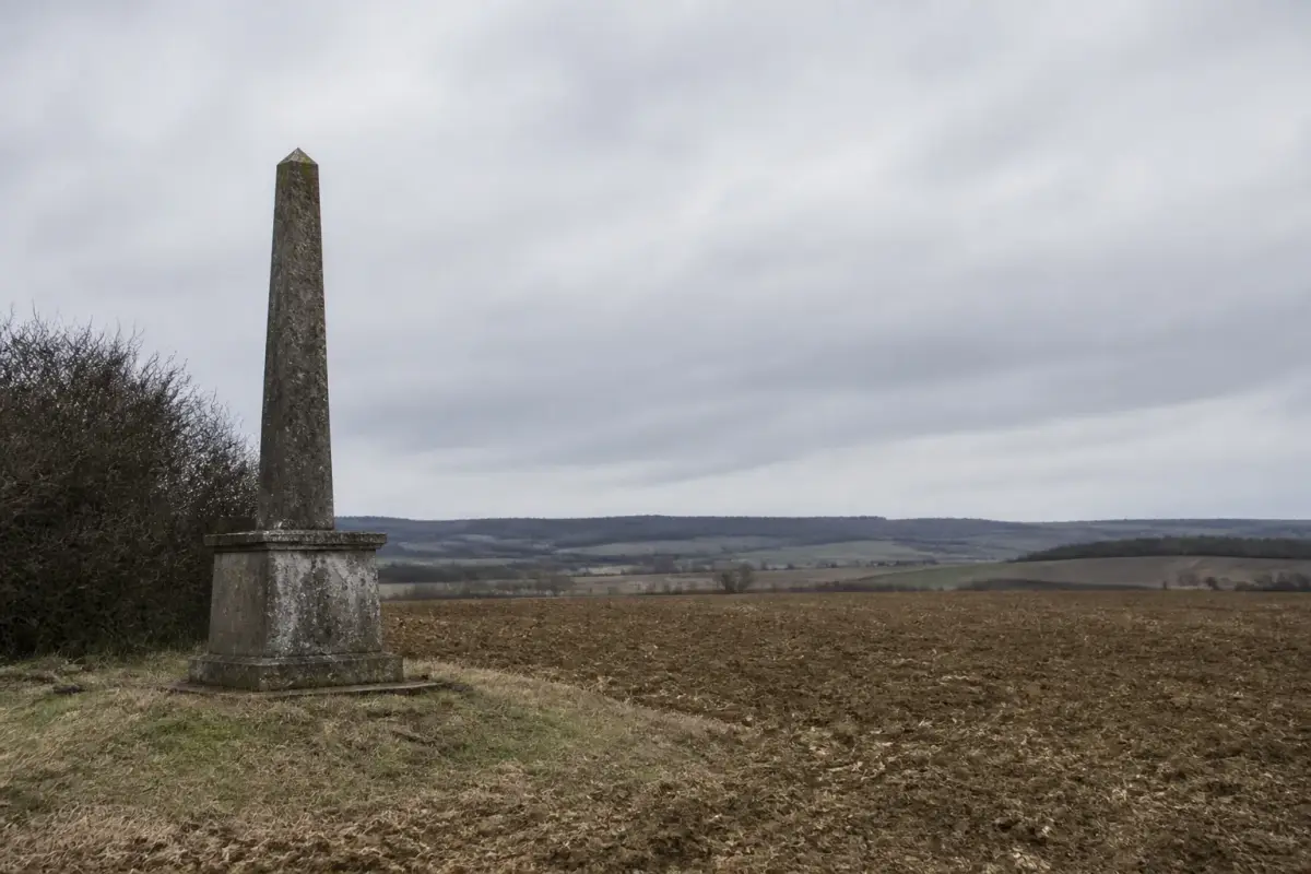 L'obélisque commémoratif de la bataille de Fontenoy-en-Puisaye au milieu des champs de l'Yonne.