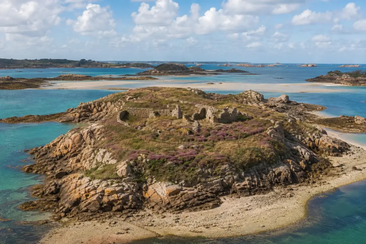 L'île Lavret près de Bréhat, avec ses rochers de granit rose et les vestiges d'un ancien monastère à marée basse.
