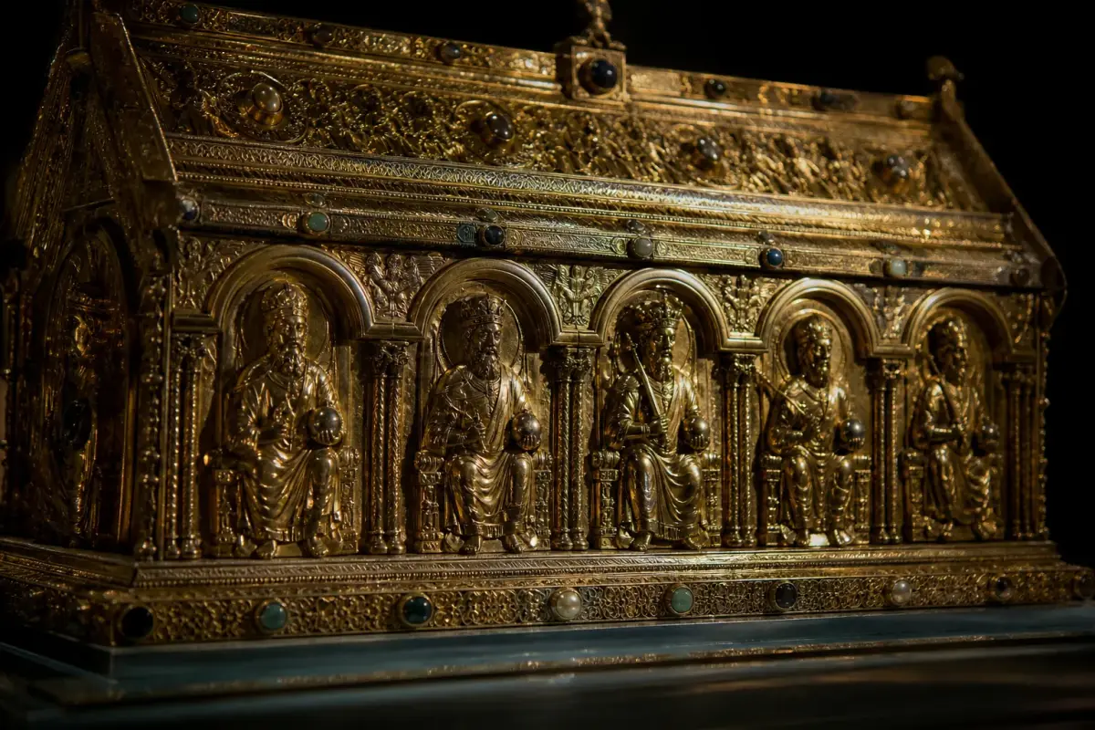 Détail de la châsse de Charlemagne en argent doré, avec ses figures d'empereurs sous arcades et ses pierres serties.