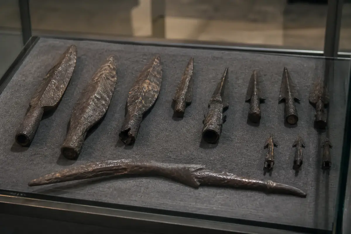 Pointes de flèches et traits de catapulte en fer, corrodés, découverts sur le site du siège d'Alésia et présentés en vitrine.