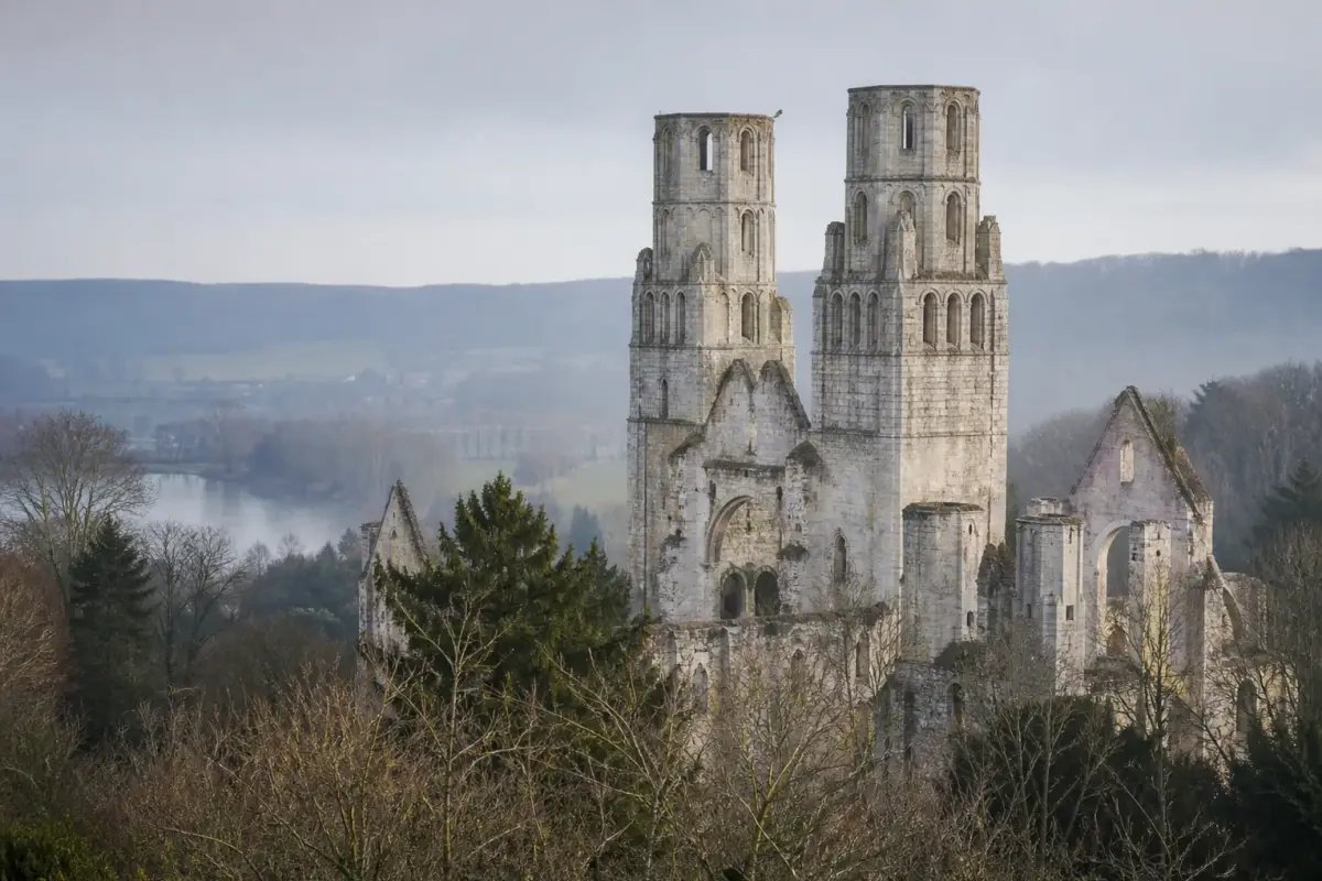 Les tours ruinées de l'abbaye de Jumièges dans une boucle de la Seine.