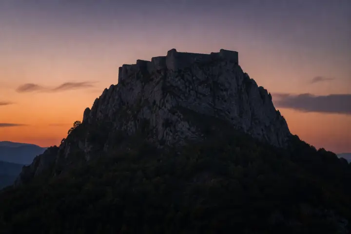 Ruines du château de Montségur perchées sur leur pog rocheux dans les Pyrénées ariégeoises.
