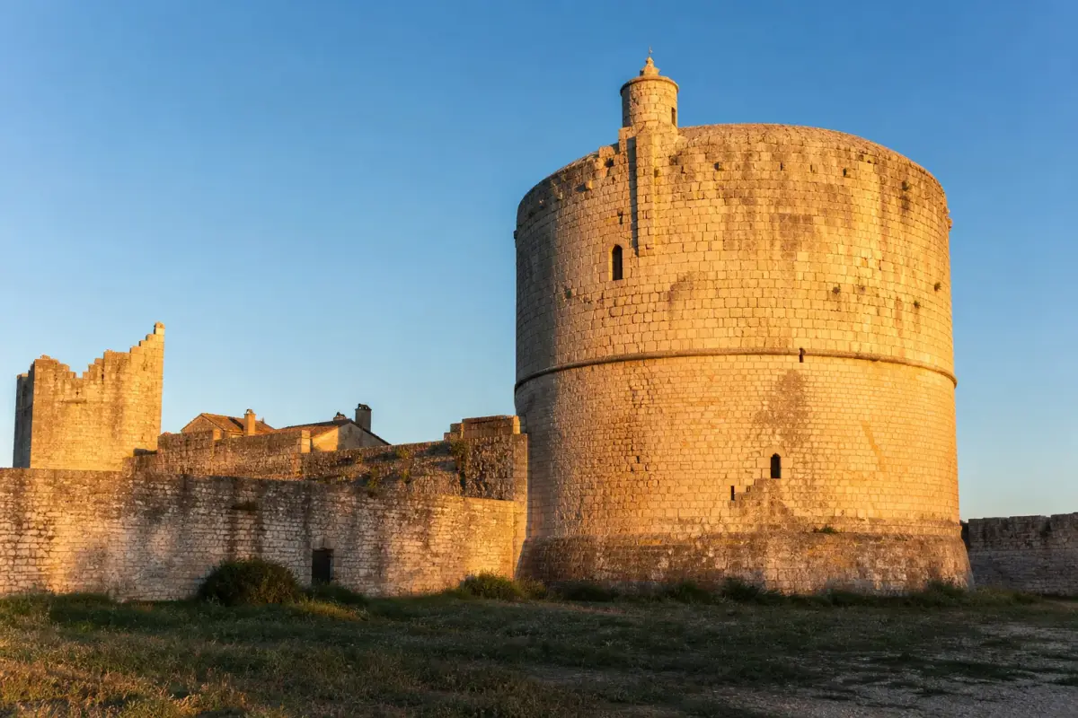 La tour de Constance d'Aigues-Mortes dominant les remparts au soleil couchant.