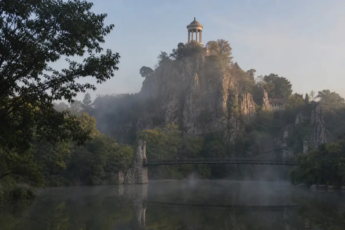 Le temple de la Sibylle sur son rocher au-dessus du lac des Buttes-Chaumont, dans la brume du matin.