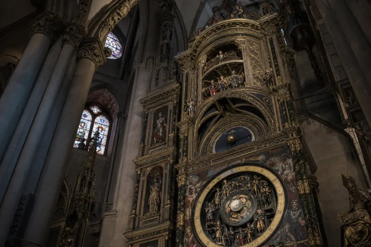 Horloge astronomique de la cathédrale Saint-Jean de Lyon, mécanisme doré vu en contre-plongée.