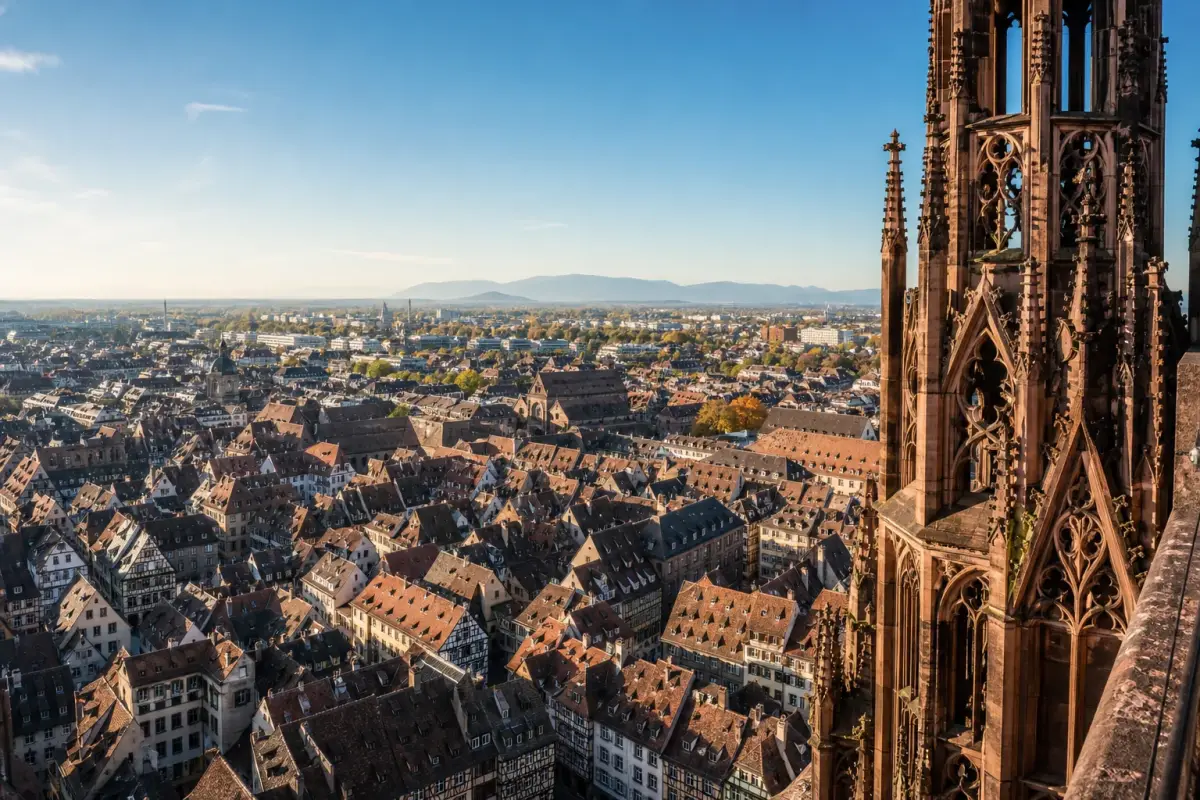 La flèche de la cathédrale de Strasbourg vue depuis la plateforme, au-dessus des toits de la Grande Île.