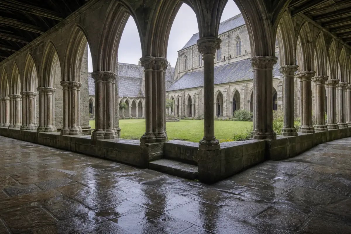 Le cloître gothique en granit de la cathédrale Saint-Tugdual à Tréguier.