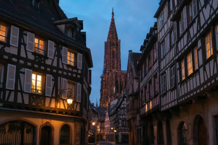 Façade occidentale en grès rose de la cathédrale de Strasbourg avec sa flèche unique dressée au-dessus de la place.